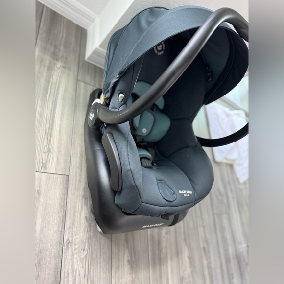 Maxi-Cosi Black and Green with base - infant Car Seat - Picture 1 of 4